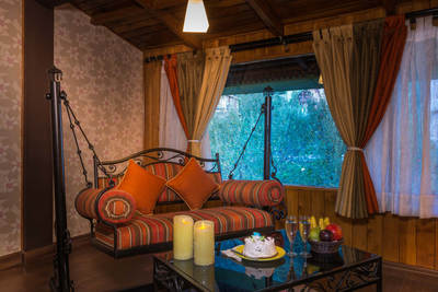 Honeymoon Suite Room Manali with Bathtub